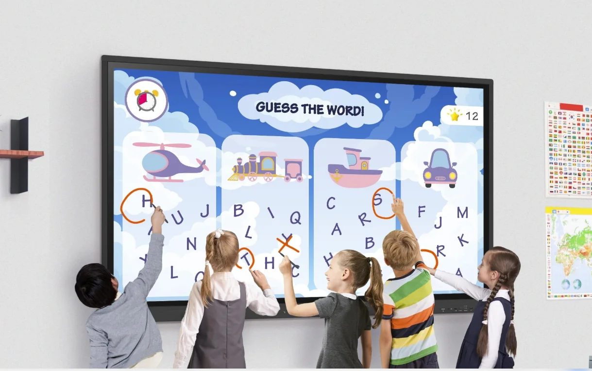 Niños jugando y aprendiendo con una pantalla interactiva